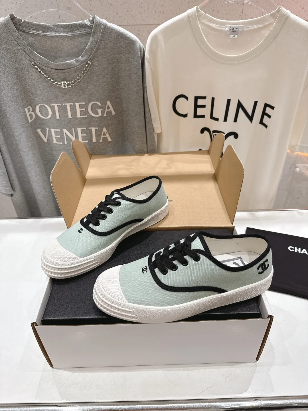 👟👟Ex-factory price 400👟👟 -Chanel* Xiaoxiang 2025ss latest casual shoes, currently super popular biscuit shoes. Internet celebrity Xiaohongshu is crazy about hot recommendations. The silly and cute style has a retro flavor! Special shape, very recognizable, slim and long legs, absolutely powerful, very comfortable to wear, good-looking, comfortable, and heightening. I must recommend it to everyone, the main feature of this year's series, minimalist style ✔Fabric: original customized canvas ✔Foot: water-dyed cowhide, comfortable foot feel ✔Outsole: molded high-elastic rubber platform outsole ✔Number: 35-39 (customized in 40)